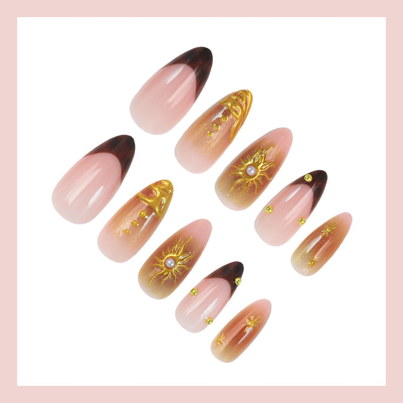 Kunstnagelset mit eleganten Goldperlen und filigranen Designs Brehn