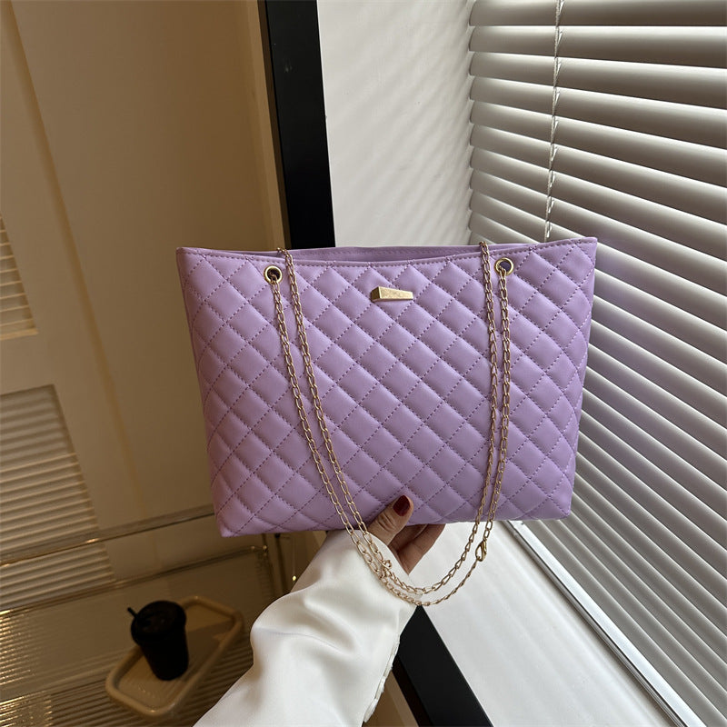 Gepolsterte Handtasche mit Kettenhenkel