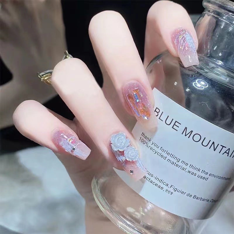 Kunstvolle Nagelkunst mit floralen Verzierungen Brehn