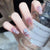 Kunstvolle Nagelkunst mit floralen Verzierungen Brehn