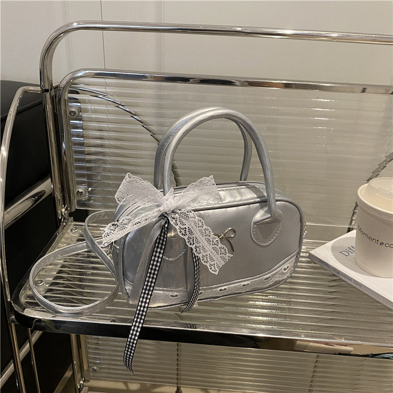Elegante mit Spitzenbesatz verzierte Bogenhandtasche Brehn