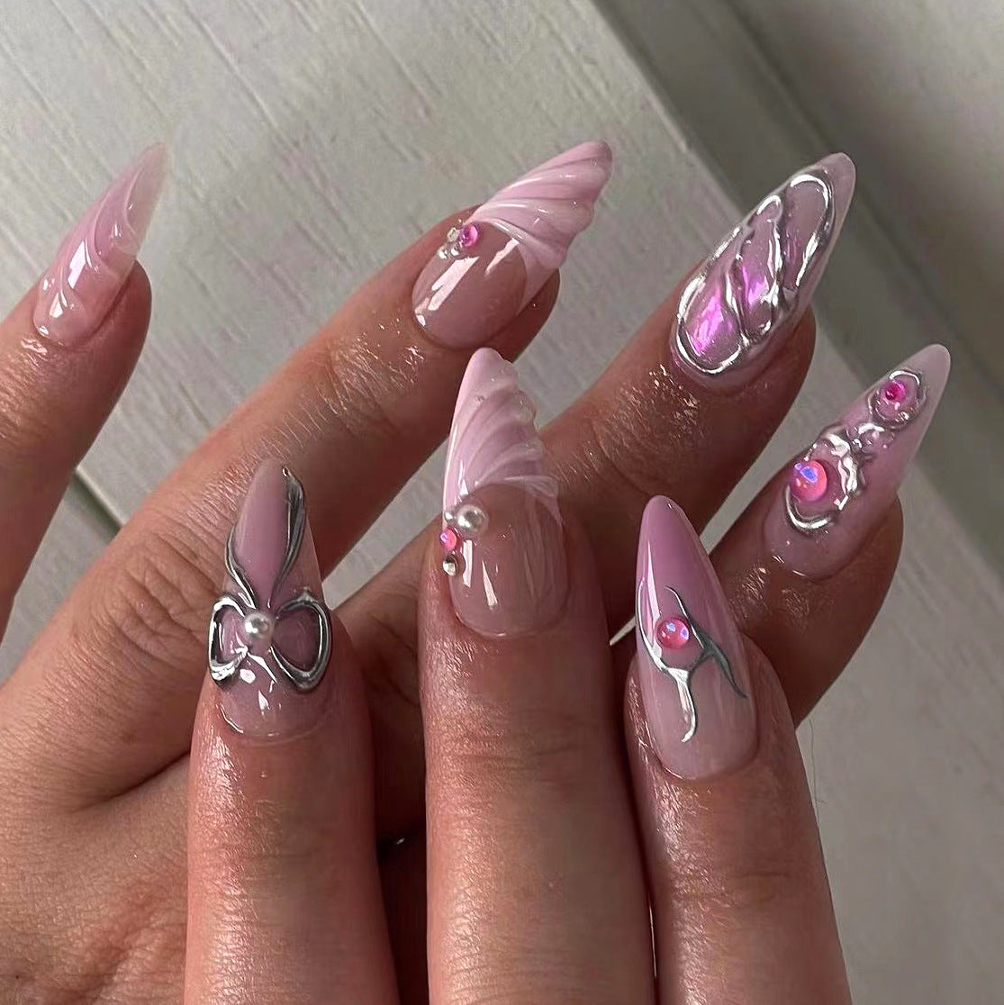 Kunstvolle Stiletto-Nägel mit Glitzer- und Perlverzierungen Brehn