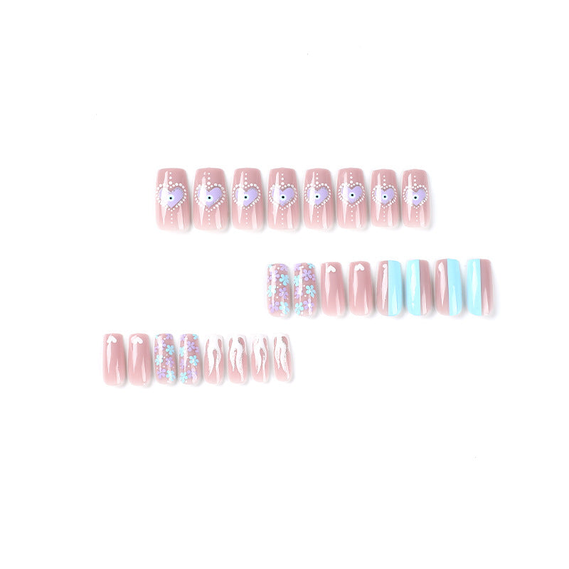 Kunstvolle Nagelkunst mit floralen Akzenten und Glitzerverzierungen Brehn
