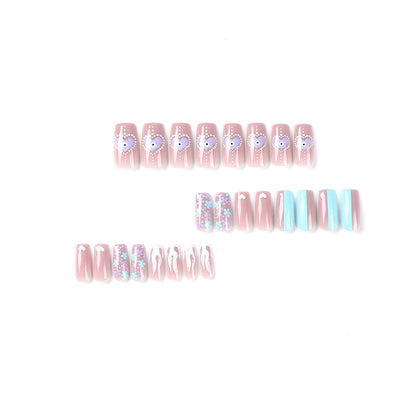 Kunstvolle Nagelkunst mit floralen Akzenten und Glitzerverzierungen Brehn