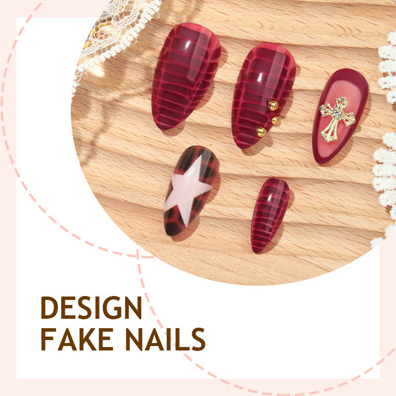 Kunstnagelset mit eleganten Verzierungen und verschiedenen Designs Brehn