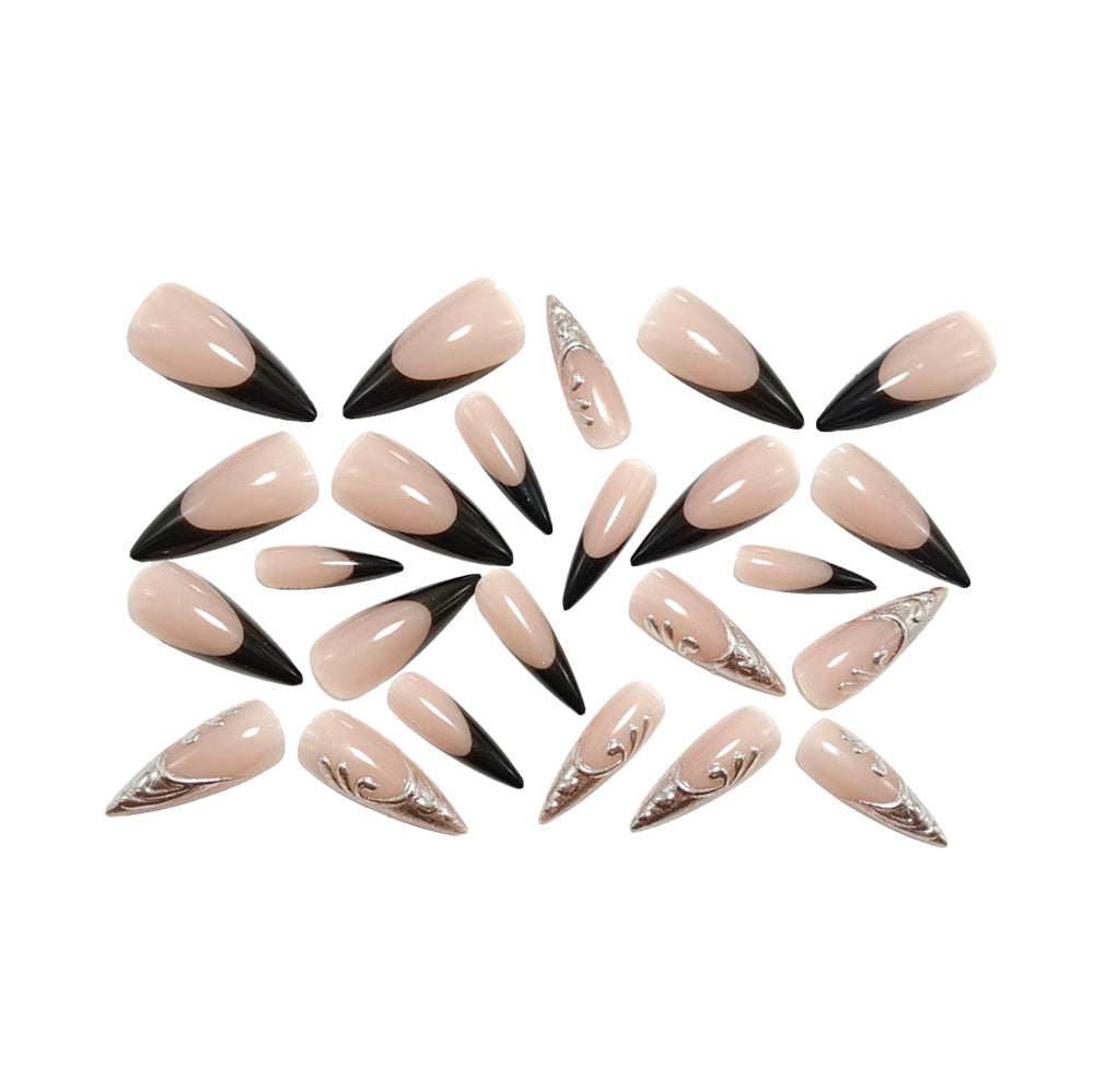 Kunstnägel Im Eleganten Stiletto-Stil mit Kunstvoller Metalldekoration Brehn