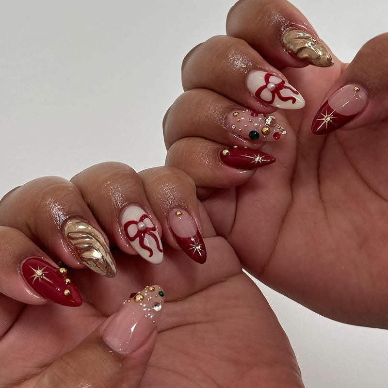 Kreatives Kunstnagelset mit stilvollen Details Brehn