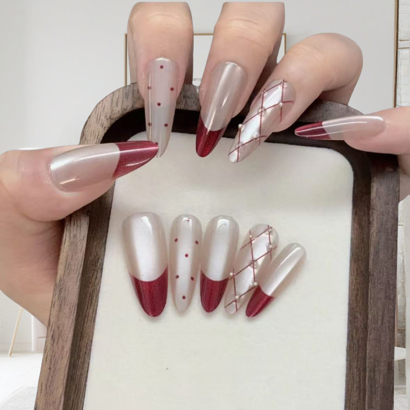 Elegante Kunstnagel-Set mit stilvollen roten Akzenten Brehn