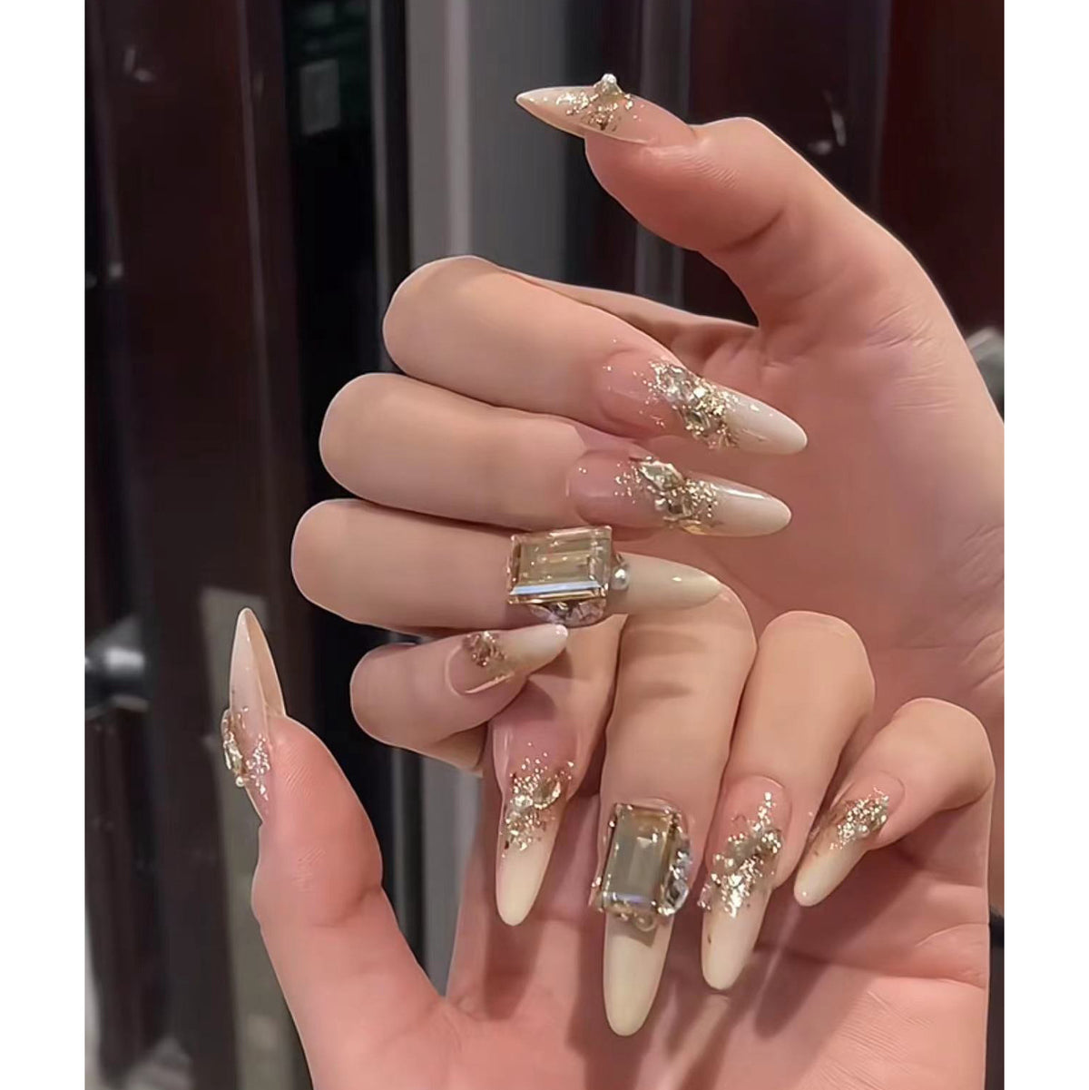 Glamouröse Stiletto Press-On Nagelset mit metallischen Akzenten Brehn