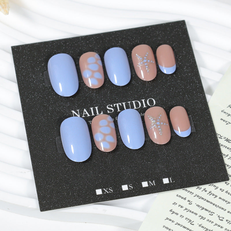 Kunstnagelset mit eleganten Mustern und Glitzerakzenten Brehn