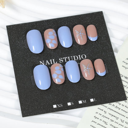 Kunstnagelset mit eleganten Mustern und Glitzerakzenten Brehn