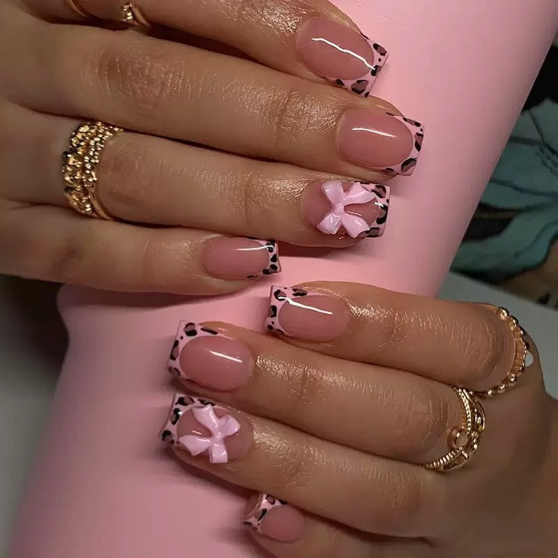 Kunstnagelset mit elegantem Leopardenmotiv und niedlichen Schleifen Brehn