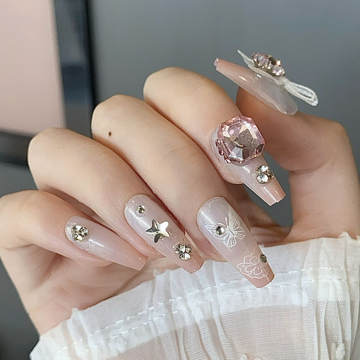 Thematische Nagelkunst Press-On Nägel mit süßen Charakter- und Schleifendesigns Brehn