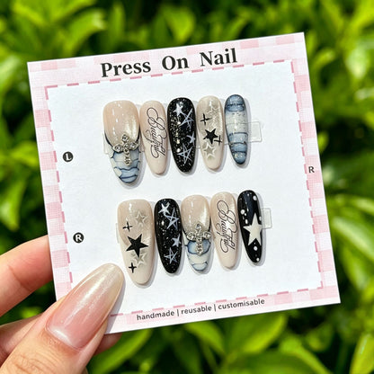 Dekoratives Press-On Nagelkunst-Set mit Kreuz- und Edelsteinakzenten
