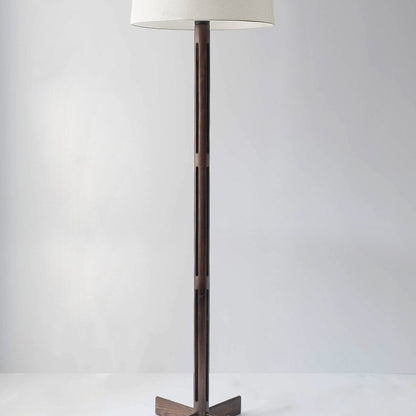Elegante verstellbare Holzstehlampe