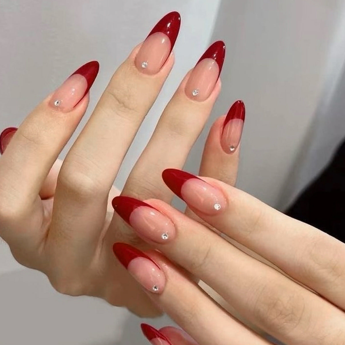 Elegante Rote Ombre Stiletto Nagelverlängerungen Brehn