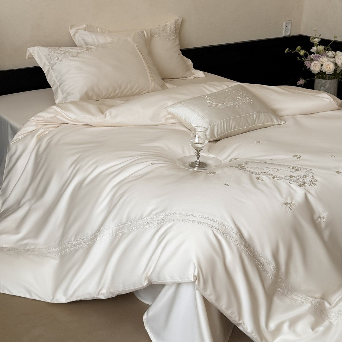 Luxuriöses Satin-Feel gesticktes florales Bettbezugset mit dekorativen Kissenbezügen