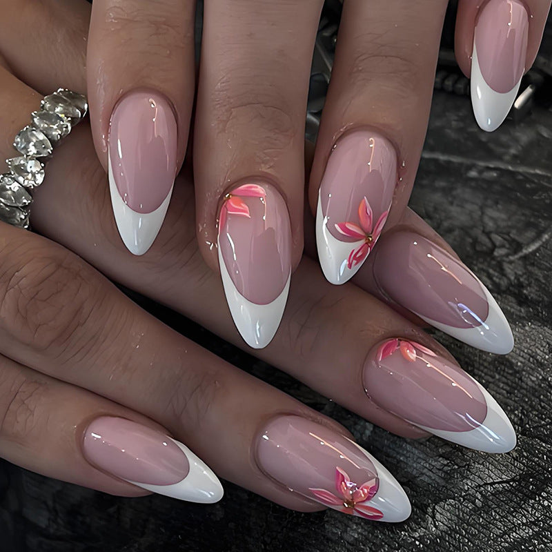 Kunstnagelset mit elegantem französischen Design und charmanten Blumenakzenten Brehn
