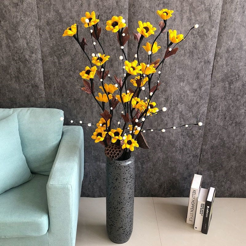 Lebensechte dekorative Blumenarrangement