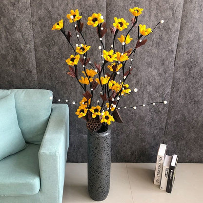 Lebensechte dekorative Blumenarrangement