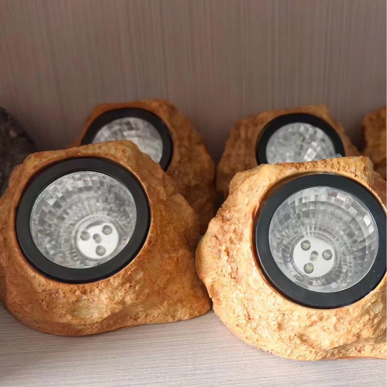 Solarbetriebene LED-Faux-Rock-Gartenstrahler mit integriertem Solarpanel und wetterfestem strukturiertem Har Gehäuse Brehn