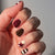 Kunstvolle Nagelkunst mit gestreiftem und punktemuster Brehn