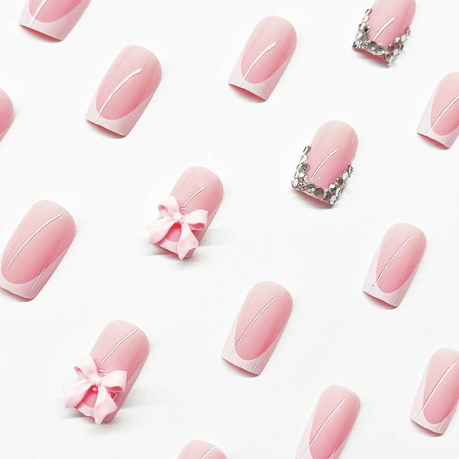 Kunstnagelset mit eleganten Details und 3D-Verzierungen Brehn