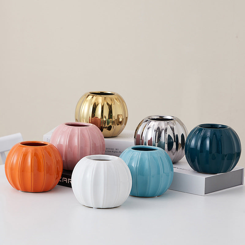 Dekorative Keramikvase mit modernem Rillenmotiv Brehn