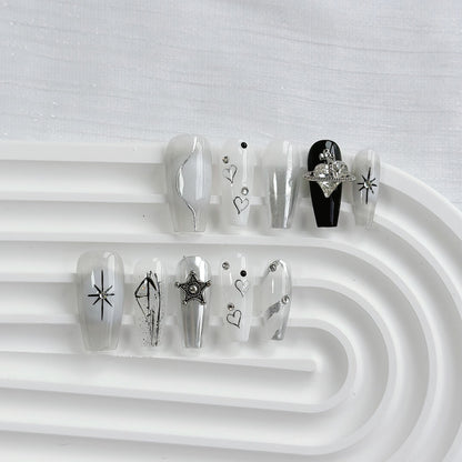 Künstlerisches Press-On Nagelkunstset mit Herz- und himmlischen Designs