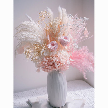 Elegante Trockenblumenstraußarrangement