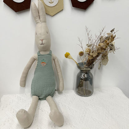 Handgefertigte Bio-Baumwolle Hasenpuppe mit Leinenjacke und karierten Shorts