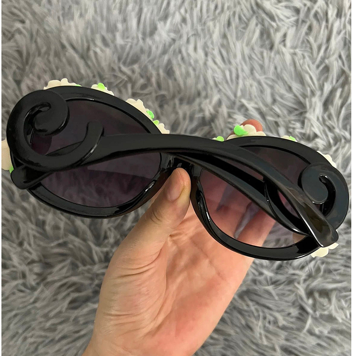 Damen Sonnenbrille mit floralen Akzenten Brehn