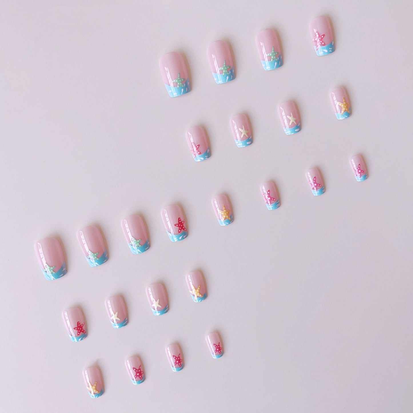 Kreatives Kunstnagelset mit tropischem Strand-Stil Brehn