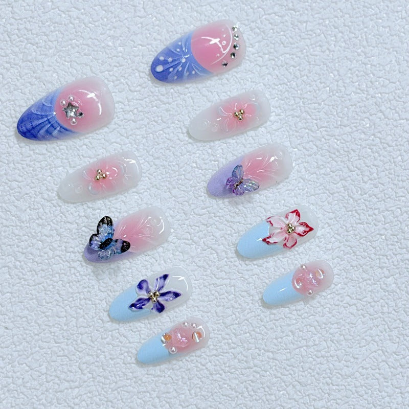 Kunstvolle Nagelkunst mit Blumendetails und Schmetterlingen Brehn