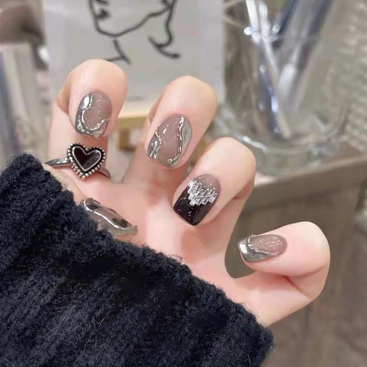 Kunstfingernägel mit Stilvollem Herz- und Ombre-Design Brehn