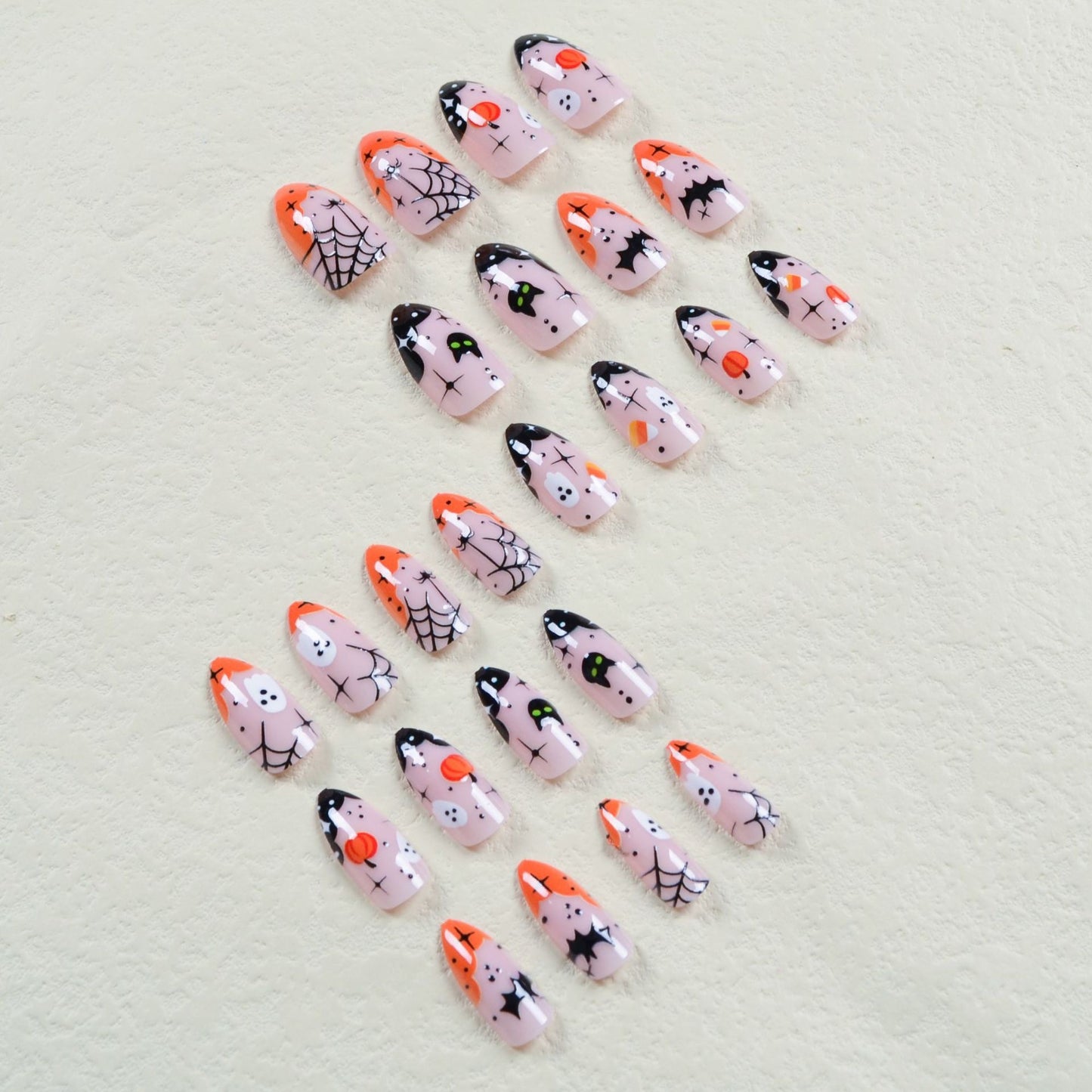 Halloween Kunstnagelset mit gruseligen Motiven und detailreichen Verzierungen Brehn