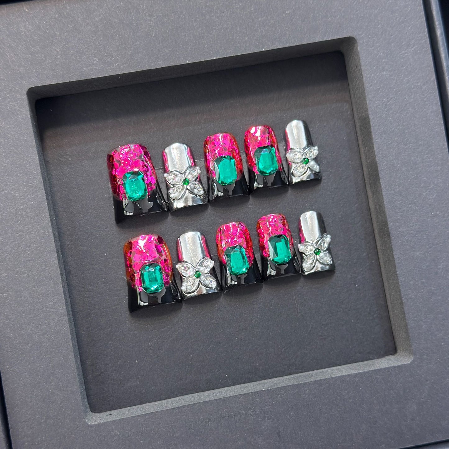 Glamouröses Press-On Nageldesign mit Juwelenelementen Brehn