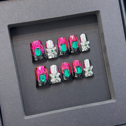 Glamouröses Press-On Nageldesign mit Juwelenelementen Brehn