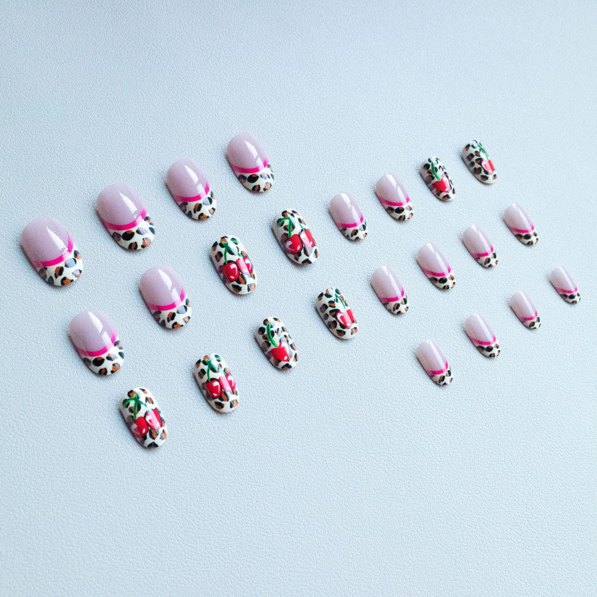 Künstlerische Leopard- und Kirsch-Nagelkunst