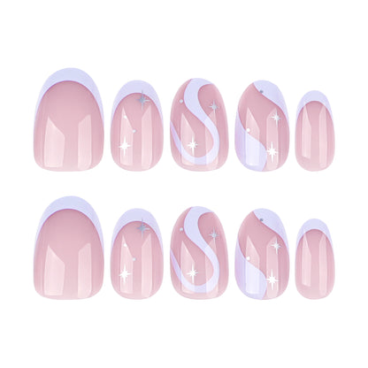 Kunstvolle Nagelkunst mit eleganten Wellenlinien und Glitzereffekten Brehn