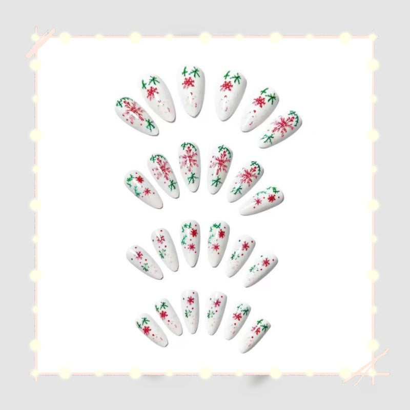 Kreative Nagelkunst mit festlichem Schneeflocken-Design Brehn