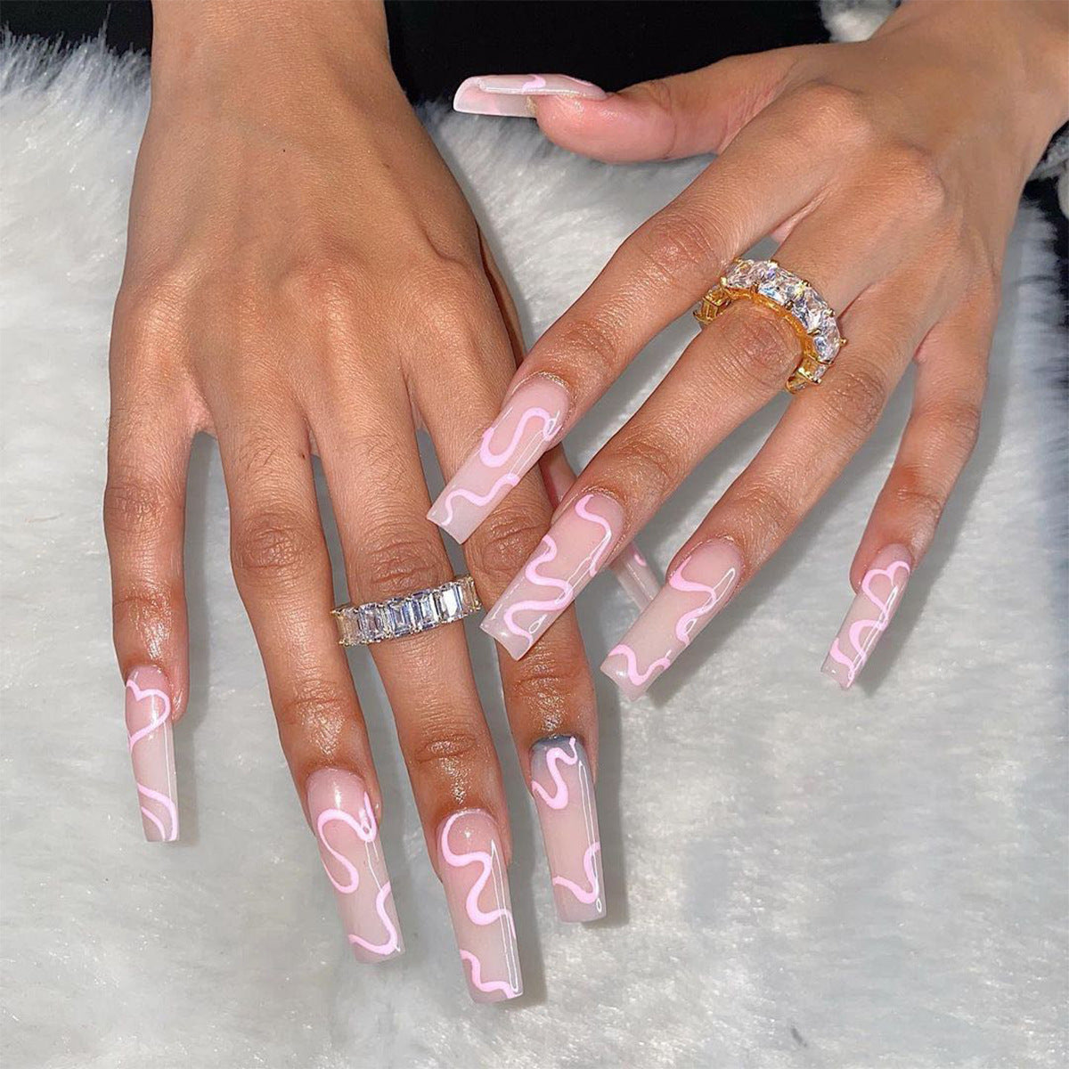 Nagelkunst mit Herz- und Lippenmotiven Brehn