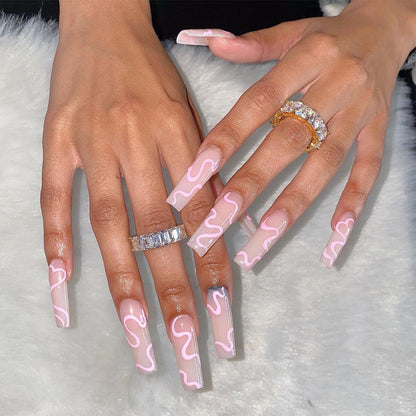Nagelkunst mit Herz- und Lippenmotiven Brehn