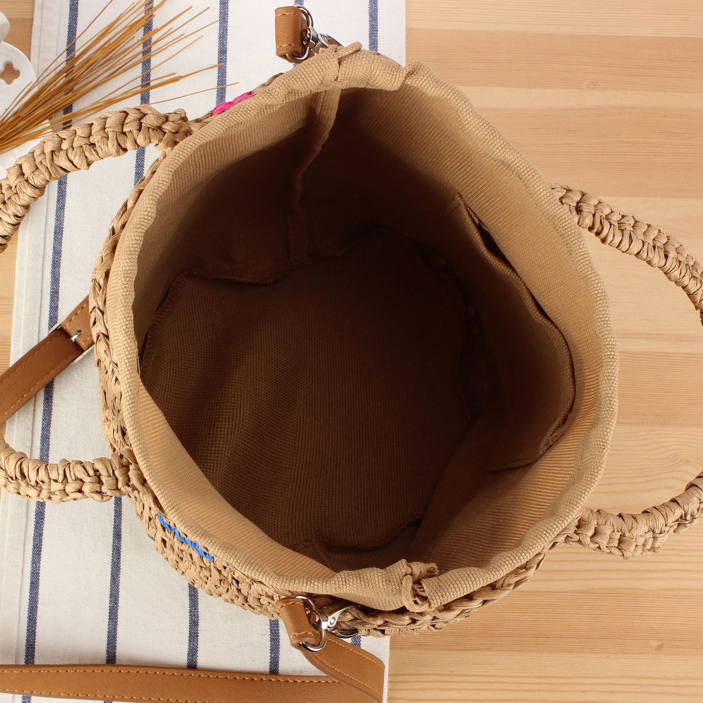 Handtasche Aus Handgearbeitetem Naturmaterial mit Buntem Akzent Brehn