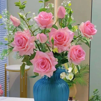 Lebensechte Rosenblumenarrangement