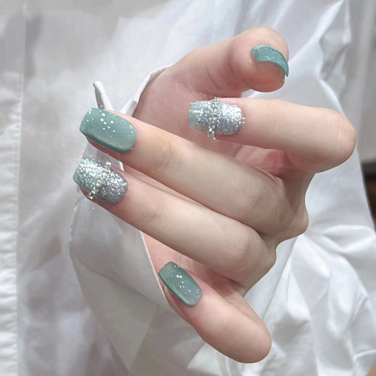 Glänzendes dekoratives Press-On-Nagelset Brehn