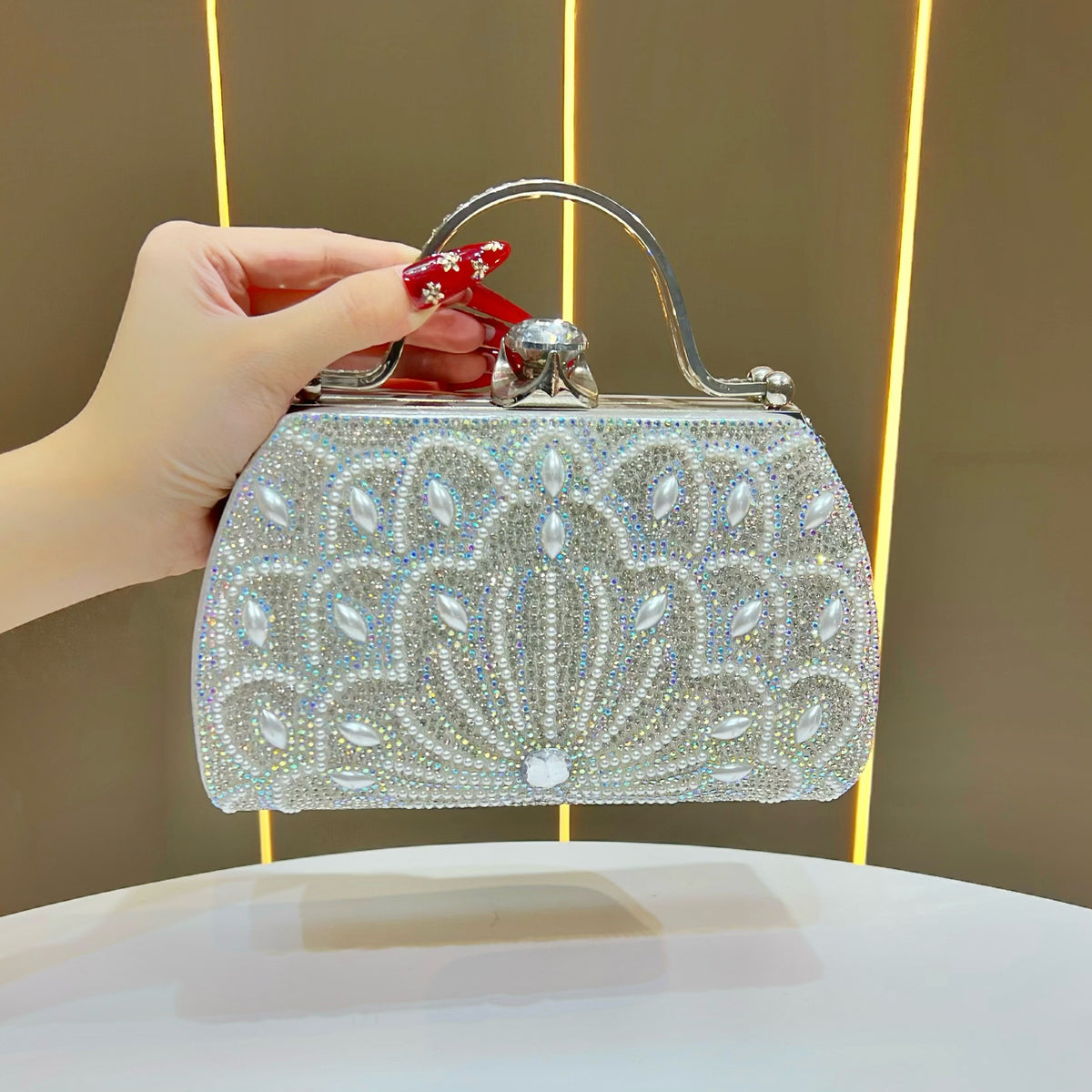Verzierte, mit Kristallen besetzte Handtasche