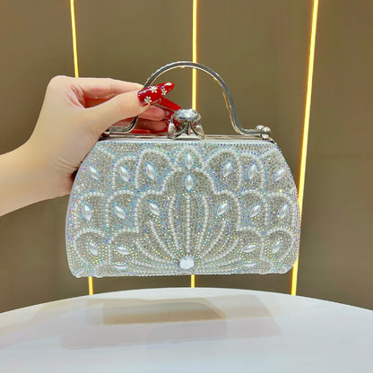 Verzierte, mit Kristallen besetzte Handtasche