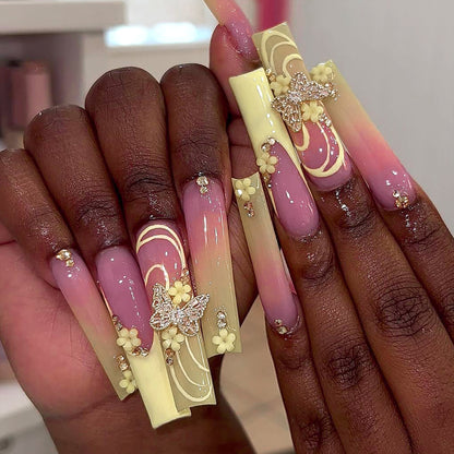 Kunstvolle Nagelkunst mit Blumen- und Schmetterlingsakzenten Brehn
