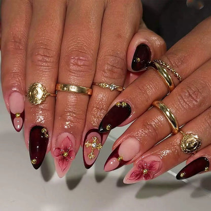 Kunstnagelset mit floralen Mustern und edlen Akzenten Brehn